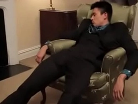 西装帅哥被弄晕 korean bodybuilder gay porn