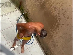 Novin dotado realiza fetiche de amigo em molhar cueca, mas foi filmado sem saber pelo amigo(COMPLETO NO RED) japan gay public porn