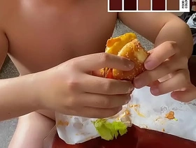 用食物汉堡包自慰射出后当成调味料吃掉 gay porn indonesia sangetods