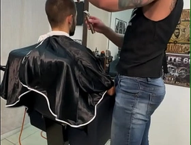 HOMEM TRANS FTM FODE GOSTOSO NA CADEIRA DO BARBEIRO DOTADO indonesian gay porn videos