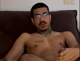 moreno pauzudo 24cm grosso socando uma punheta vendo porno ate gozar gostoso korean gay public porn