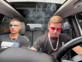 Peguei uma carona com um amigo e ele acabou me comendo no carro e gozando na minha cara. thailand gay movie porn