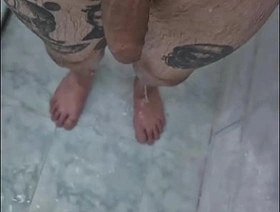 TOMANDO BANHO GOSTOSO, QUER SE JUNTAR? detached hot daddy porn