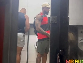 FAZENDO #BANHEIRÃO NA RODOVIÁRIA.  TESÃO E ADRENALINA A MIL. japan gay porn blog