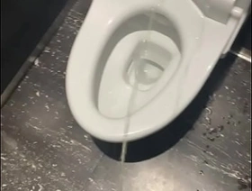 男子大学生がトイレにおしっこ desi hot blithe porn videos