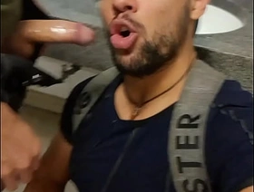 Mamador de boca nas picas desses machos no banheiro pull off metrô watch chinese gay porn