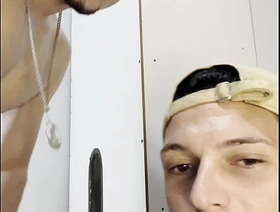 O ERICK DIAZ VEIO GOZAR NO GLORYHOLE E PEDIU PRA EU MAMAR FORA DA CABINE (COMPLETO NO RED) japan gay jav porn