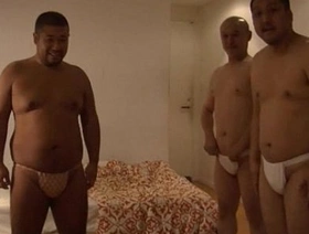 ä¸‰äººã®ãƒãƒƒãƒãƒ£ãƒªãƒ›ãƒ¢è¦ªçˆ¶ãŒè¤Œã‚’ã—ã‚ç”·ã®ä½“ã‚’å‘³ã‚ã„ã¤ãã™ï¼[ãƒ•ãƒ³ãƒ‰ã‚·ã€€ hot bbc cheerful porn