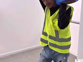 fui entregar água na casa do viadinho, Me deu mole, já aproveitei pra comer o rabão dele gay porn indonesia new