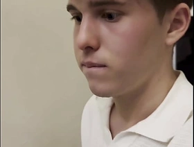 Twink con fimosis se masturba a escondidas en la comida familiar gay japan porn movie