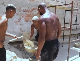Trabalhando na obra com um intimate terms with e o encarregado tava todo cheio de graça. Safado pra pagar nossa diária exigiu que a gente fudesse ele. hot indian boys blithe porn