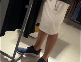 DANDO PRA UM BOY PUTO NO PROVADOR DA LOJA NO SHOPPING. QUASE NOS PEGARAM. - FREE chinese hotel gay porn