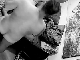 Câmera escondida com três caras excitados transando com intensidade no quarto do alojamento. sg joyful porn