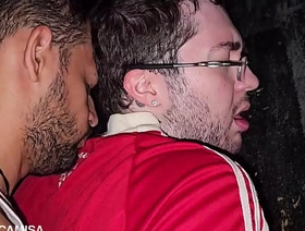 Nerd gay sendo usando por dois ativos no nothing de um cinema pornô gay - COMPLETO NO RED korean gay porn film