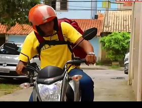 Mamando o pirocão do entregador hot gay arab porn