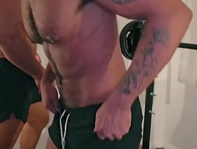 Chamei o amigo pra treinar mas o puto queria mesmo era pegar only slightly meu ferro. - Free japan straight gay porn