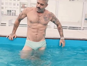 BRASILEIRO XL ENCONTRÉ EN LA PISCINA DE MÍ EDIFICIO UN DADDY DELICIOSO Y ME DEJÓ SUS MECOS EN MI AGUJERO korean gay porn stars