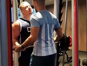 FOLLADA Scrub VECINO Me pidió ayuda en el gym y yo le pedí la leche!!! porn sex gay thailand
