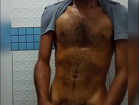 Fazer o que quando o tesão bate e não tem em quem aliviar? japan gay porn train