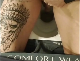 Je pisse en gros plans et je fais des gros proutes qui chlingues sur les chiottes, hot merry free porn