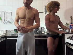 METENDO COM O AMIGO DOTADO NA COZINHA DA PENSÃO pijat gay indonesia porn