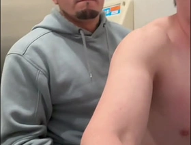 Cuando te das al empleado de la tienda, no mames delicioso cuando te atienden y después te la chupan chinese twinks gay porn