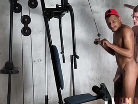 Meu parceiro Hétero me ajudou a treinar ! Eu Só não contava que ele curtia uma brotheragem gay porn knead asia