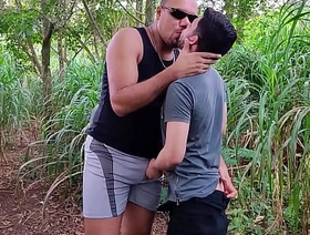 A primeira vez desses dois passivos gravando um pornô, safados aprenderam direitinho a domar cobra no mato. chinese hostel gay porn