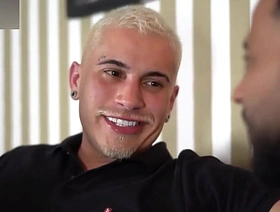 Contando pro meu p.r.i.m.o que tranzei com meu chefe. Ficamos com tesão e fizemos um troca troca gostoso. - Free japan crammer gay porn