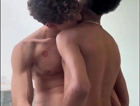 Chamei o colega da faculdade pra vir fazer um trabalho em casa, mas o puto queria era fuder. chinese gay ktv porn