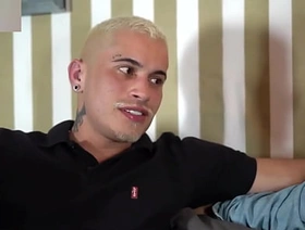 Contando pro meu p.r.i.m.o que tranzei com meu chefe. Ficamos com tesão e fizemos um troca troca gostoso. - Completo hot black living souls gay porn