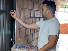 Repartidor se cobra la entrega con mi culo, me da tan duro y me preña en mi casa ¡sexo duro entre dos hombres! asia gay massage porn