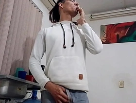 En pijama el enfermero expulsado se la soba hasta el orgasmo: Raba Erre Pro korean spider off gay porn