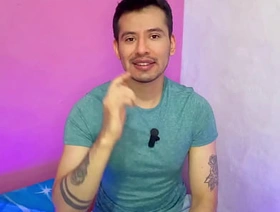 Futbolista pone a que el mesero twink le haga garganta profunda a su vergota en los baños ! Historia de seguidor japan sexual intercourse gay porn