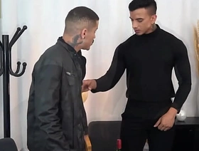 De bobeira na rua, um gringo me chamou pra tomar um vinho no AP dele. Gozamos gostoso. gay korean pupil porn