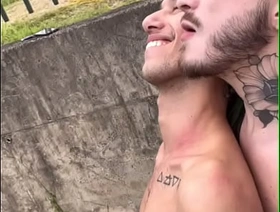 Novinhos fudendo na trilha em público enquanto o trem passa neo active japan gay porn