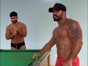 Chamei os amigos pra jogar sinuca e me fizeram pegar em seus tacos. joyful porn muscle hot