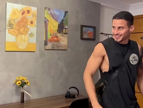 Contratei um personal pra treinar meu amigo e eu mas ele queria mesmo era fuder. - Free gay porn indonesia sangetod