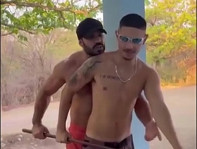 Chamei os amigos pra jogar sinuca e me fizeram pegar em seus tacos. - Free porn gay massage asia