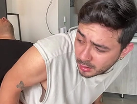 Hijastro caliente provoca a padrastro hasta que le cogio el culo se lo dejo abierto y lleno de crema japan gay porn young