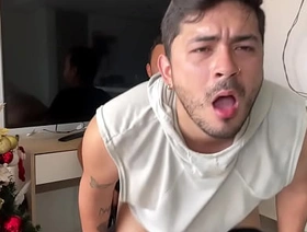 Hijastro cachondo provoca al padrastro hasta que le da verga en el culo dejándolo abierto y preñandolo gay porn solo chinese