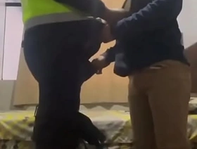 Jovencito es encontrado por un policía haciendo cruising, el joven lo coquetea y lo invita a coger pero el poli mejor pre... hot merry brother porn