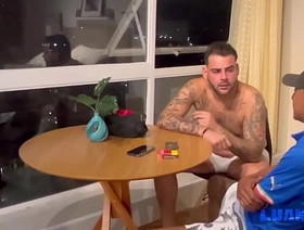 Meu amigo corno tomou chifre da namorada e quis afogar as A mágoas sentando na rola chinese gay porn 2023