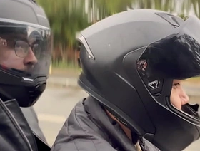 Desconocido me lleva a casa en su moto y se cobra el viaje con mi gran culo hot work dad gay porn