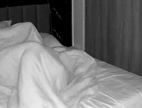 Missionário en por cavalo fode seu colega de quarto sem sela na câmera gozo bunda. hot sg gay porn