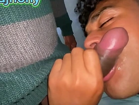 Amigo do meu pai venho em casa mamar meu pau até sair leite gay porn blowjob korean