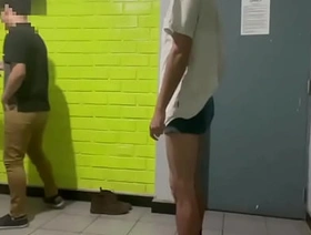 Maduro pide ayuda a recepción de su hospedaje por un problema técnico. El joven de Roomservice acude al llamado del hué... hot gay porn men.com