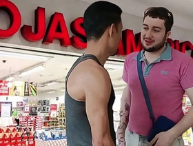 Flagrei o puto roubando chocolate na loja e teve que dá algo em troca pra eu não chamar o segurança filme completo no Red singapore gay porn tumblr