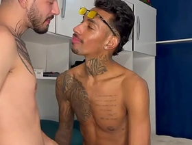 UM CHUPANDO O OUTRO BEM GOSTOZINHO gay porn asian hot