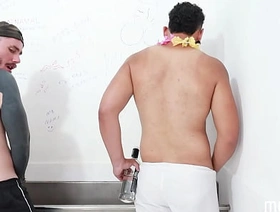 No banheirão!!! hot hispanic gay porn